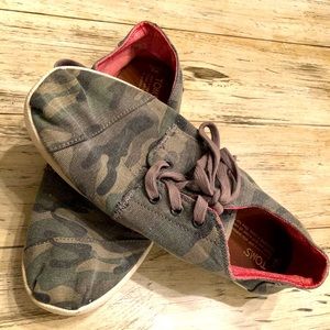 Tom’s camo shoes
